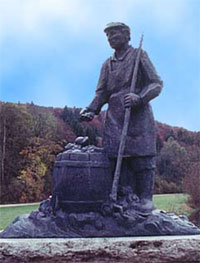 Bronzestatue eines Schneckenhändlers